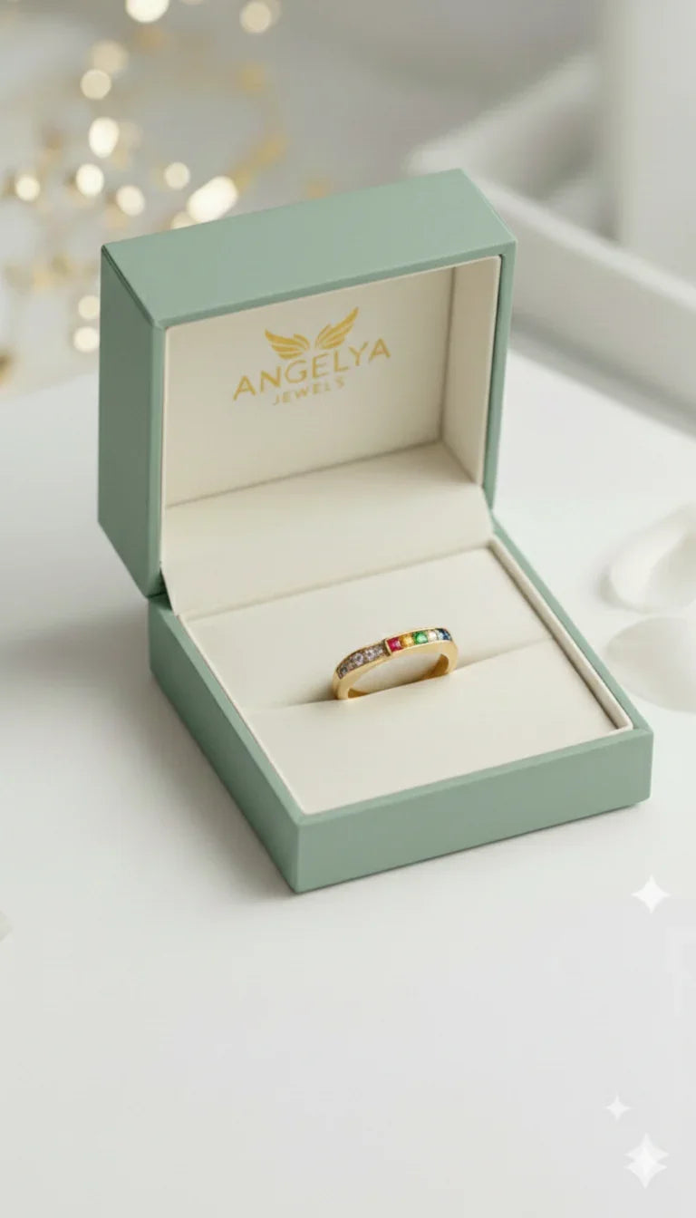 Anello oro con pietre colorate in astuccio elegante, gioiello raffinato e luminoso